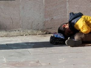 Kağıt Mendil Satarken Uyuyakalan Çocuk Yürek Burktu