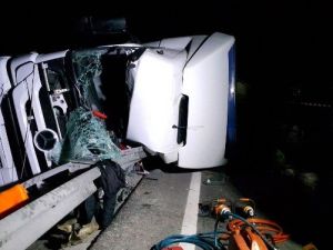 Bariyer Tır’a Ok Gibi Saplandı: 1 Ölü