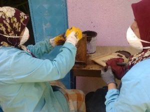 12 Kadın Ürettikleri Ahşap Hediyelik Eşyaları Uzungöl’de Satıyor