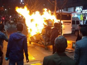 Kağıt Toplama Aracı Yandı, Vatandaşlar Ağacı Kurtarmak İçin Seferber Oldu