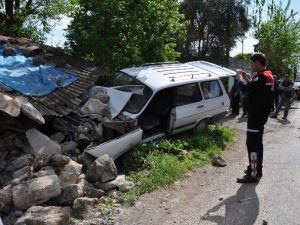 Yaşlı Adam Otomobiliyle Evin Duvarını Yıktı