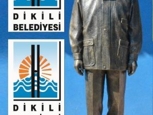 Kılıçdaroğlu, Dikili’ye Ecevit Heykeli Armağan Etti