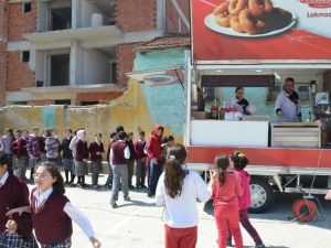 Bin Öğrenciye Lokma Dağıtıldı