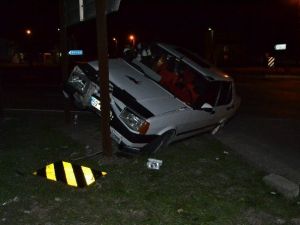 Virajı Alamayan Otomobil Kavşağa Çıktı