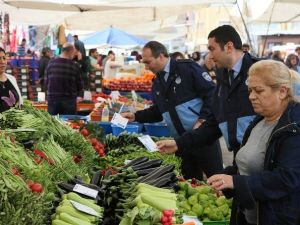 Zabıtadan Salı Pazarı’nda Fiyat Etiketi Denetimi