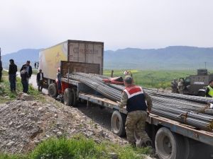 Demir Yüklü Tır, Başka Bir Tır’a Çarptı: 1 Yaralı