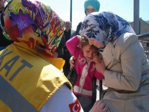 Anne İle Kızı Kazayı Ucuz Atlattı