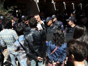 Karşıt Görüşlü Öğrenciler Kavga Etti, 4 Öğrenci, 1 Gazeteci Yaralandı