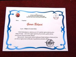 Ayvalık’ta Öğrenciler Velilerine Belge Verdi