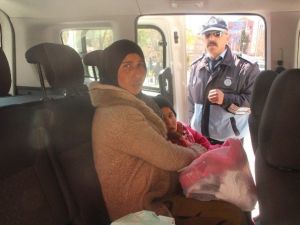 Suriyeli Kadın Dilenciye Zabıta Şefkati