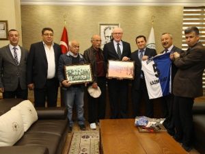 Başkan Kazım Kurt’a Nostaljik Hediye