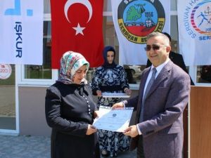 Kursu Bitiren Kursiyerler Sertifikalarını Aldı