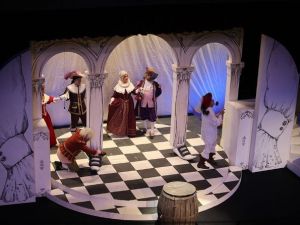 ‘Şaşkın Koca’ İsimli Tiyatro Gösterimi AKM’de Sahnelendi