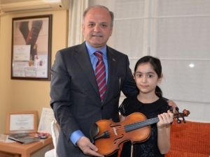 Cumhurbaşkanı Erdoğan, Minik Kemancı Laçin’e Keman Gönderdi