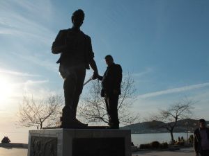 Uzun Mehmet’in Çalınan Kazmasını Maden İşçileri Yerine Koydu