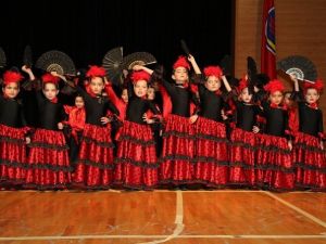 Anaokulu Öğrencilerinden Ülkeler Gösterisiyle Barış Ve Dostluk Mesajı