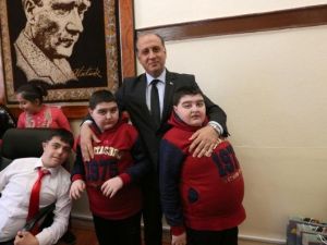 Engelli Öğrencilerden Vali Çomaktekin’e Ziyaret