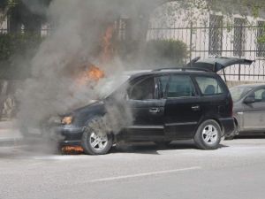 Gaziantep’te Yanan Otomobili Öğrenciler Söndürdü