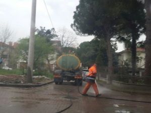 İzmit Belediyesi Yolları Kirletenlere Temizletiyor