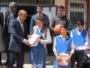 GAÜN Öğrencilerinden Köy Okullarına Yardım