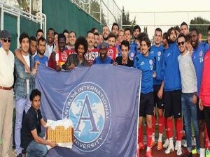 Üniversiteli Öğrencilerden Antalyaspor’a Baklavalı Destek