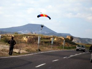 Danimarkalı Paraşütçü Kapadokya’dan Balondan Atlayış Yaptı