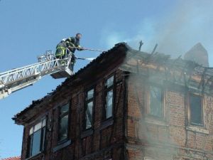 Akçakoca’da Tarihi Ev Yandı