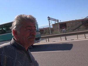 Kocaeli’de Damperi Açılan Tır Üst Geçide Takıldı