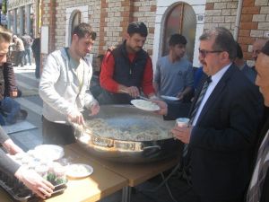 Niksar Ülkü Ocağı “Kutlu Doğum Pilavı” Dağıttı