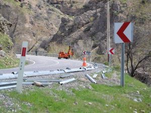 Tunceli-erzincan Karayolunda Bariyer Çalışması