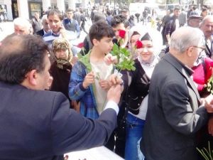 Kutlu Doğum Haftası Nedeniyle 3 Bin Gül Dağıtıldı