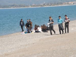 Fethiye’de Öğrencilerden Plaj Temizliği