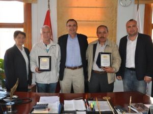 Ayvalık Belediyesinden Emekli Olan Personele Plaket