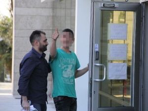 Çaldığı Giysileri Sergi Açıp Satmaya Kalktı