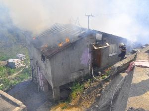 Alev Alev Yanan Evde Çocuğunu Aradı