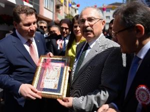 Kutlu Doğum Haftasında İl Protokolü Gül Dağıttı