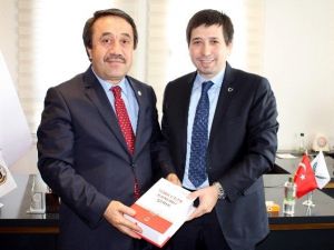 Prof. Dr. Yenidünya, Genç Avukata Cübbe Giydirdi