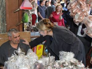 Emine Ülker Tarhan Hatay’da Tarihi Uzun Çarşıyı Gezdi