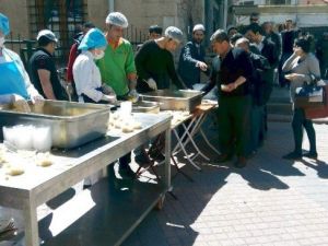 Cami Cemaatinden Halka İrmik Helvası İkramı