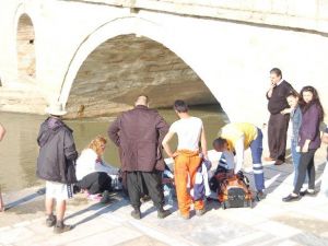 Selfie Yaparken Nehre Düşen Genç Kızı Belçikalı Turist Kurtardı