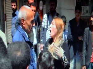 Namaz Çıkışında Dilenciler Kavga Etti