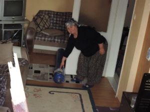 Kamyondan Düşen Oksijen Tüpü Eve Fırladı: 1 Yaralı