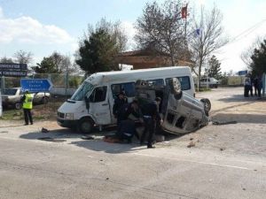 Hafif Ticari Araç Öğrenci Taşıyan Minibüse Çarptı: 9 Yaralı