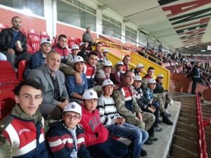 Jandarma Köy Çocuklarını Futbol Maçına Götürdü