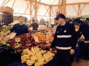 İzmit’te Zabıta’dan Pazar Etiketlerine Yakın Takip