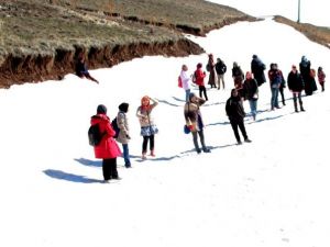 Malezyalı Öğrenciler Palandöken’de Kar Keyfi Yaşadı