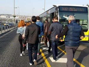 Metrobüs Arızalanınca Uzun Kuyruklar Oluştu