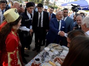 Başkan Kocamaz, Mersin Kültürler Festivali’ni Gezdi
