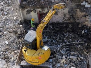 8 Tonluk İş Makinesi 8 Katlı Binanın Damında Yıkım Yaptı