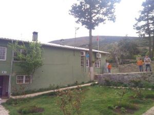 MKÜ Öğrencileri, Toplumsal Hizmet Dersi Kapsamında Bir İlköğretim Okulunu Boyadı